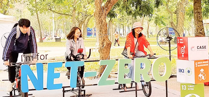 Trải nghiệm đạp xe tạo ra điện phát sáng thu hút nhiều người dân tham gia.