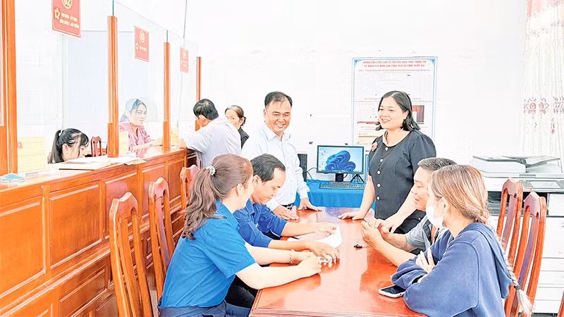 Đoàn viên, thanh niên hỗ trợ người dân thực hiện thủ tục hành chính tại Trung tâm phục vụ hành chính công xã Nhơn Phú, tỉnh Vĩnh Long. (Ảnh: BÁ DŨNG)