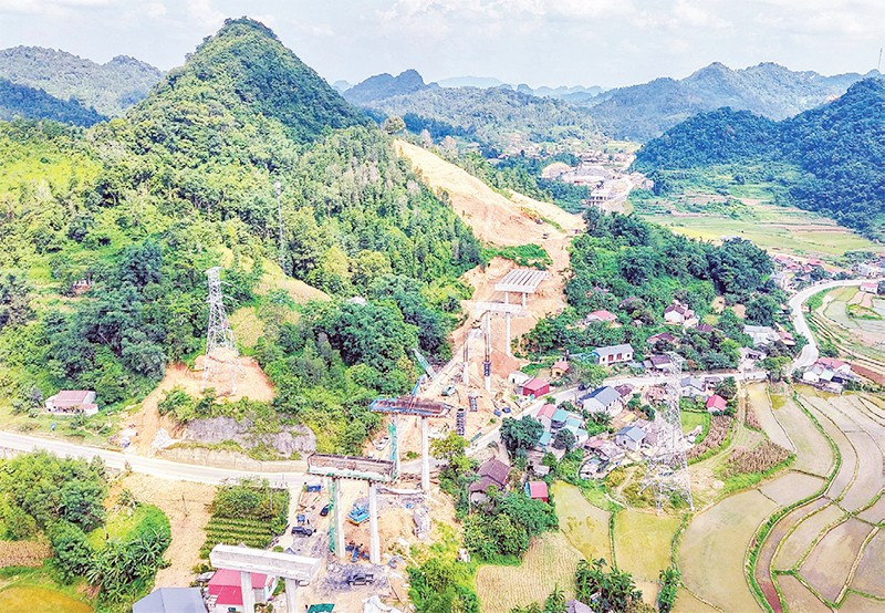Các nhà thầu huy động tổng lực lao động và thiết bị máy móc để bảo đảm tiến độ về đích cuối năm 2025.