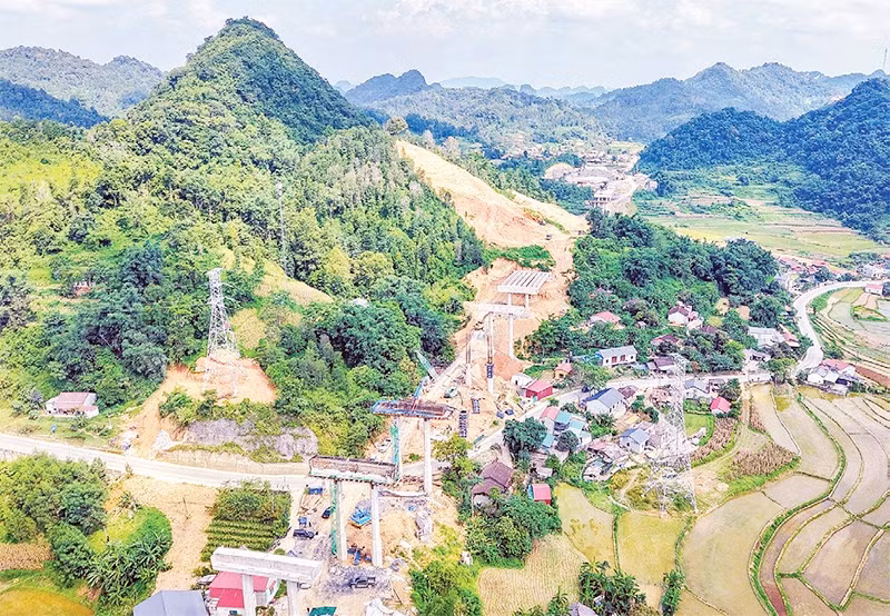 Các nhà thầu huy động tổng lực lao động và thiết bị máy móc để bảo đảm tiến độ về đích cuối năm 2025.