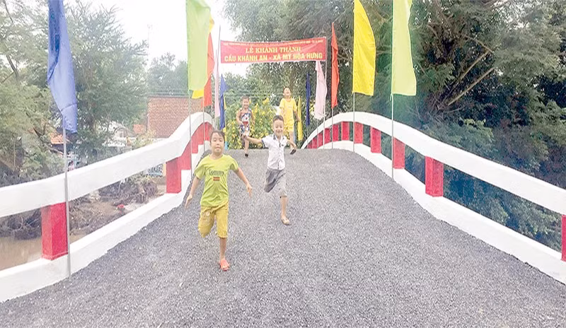 Cầu đường bê-tông ở vùng đất cù lao đáp ứng nhu cầu đi lại của người dân.