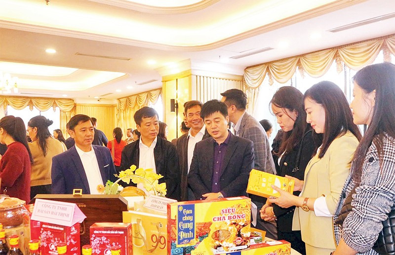 Gian hàng giới thiệu các sản phẩm OCOP của Ninh Bình.