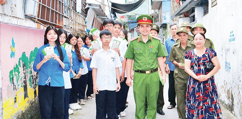 Công an phường cùng các tầng lớp nhân dân phường Ngô Quyền (Hải Phòng) tổ chức tuyên truyền phòng, chống ma túy tại cơ sở.