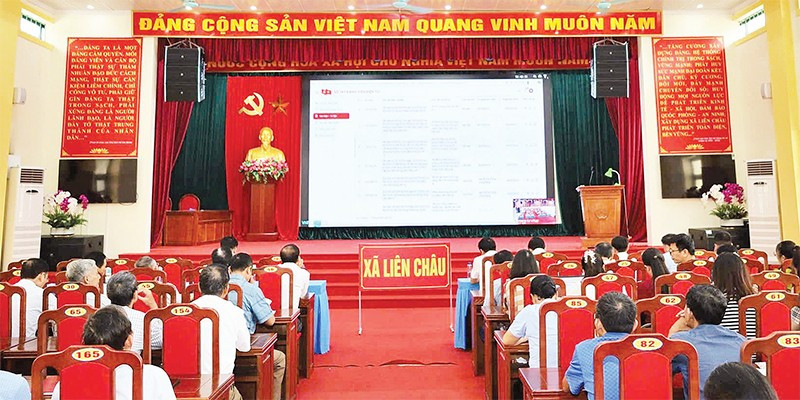 Cán bộ, đảng viên xã Liên Châu tập huấn sử dụng sổ tay đảng viên điện tử.