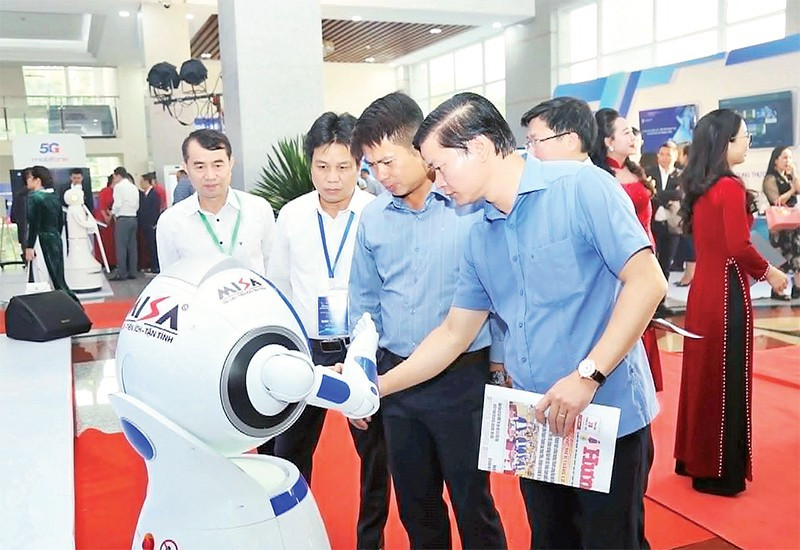 Các đại biểu trải nghiệm hoạt động của robot do Tập đoàn Viễn thông quân đội Viettel phát triển tại Diễn đàn khoa học-công nghệ, đổi mới sáng tạo và chuyển đổi số tỉnh Hưng Yên.