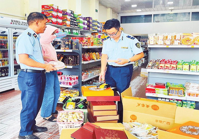 Lực lượng quản lý thị trường Quảng Ninh kiểm tra hộ kinh doanh ở phường Móng Cái 2.