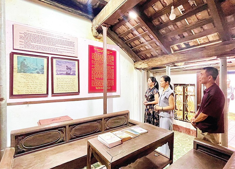 Nhà lưu niệm thơ Tú Xương, điểm tham quan hấp dẫn của du khách và người dân địa phương.
