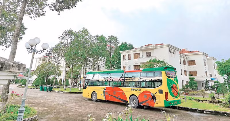 Cán bộ, công chức tại Sở Nông nghiệp và Môi trường tỉnh Cà Mau đóng góp kinh phí thuê xe lớn chở từ nhà ở Bạc Liêu (cũ) đến nơi làm việc mới tại trung tâm tỉnh.