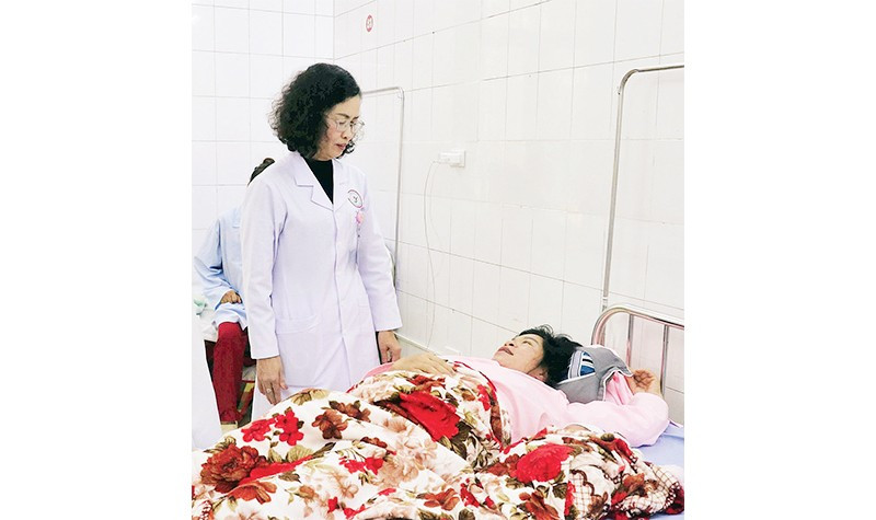 Bác sĩ Vũ Thị Châu Loan thăm khám người bệnh điều trị tại Trung tâm Y tế khu vực Trấn Yên.