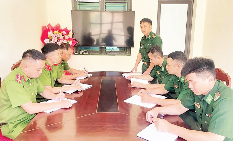 Một cuộc họp giữa lực lượng công an xã với Trạm Kiểm soát biên phòng Keo Muông, xã Phiêng Khoài về tuyên truyền công tác đấu tranh phòng chống xuất, nhập cảnh trái phép.