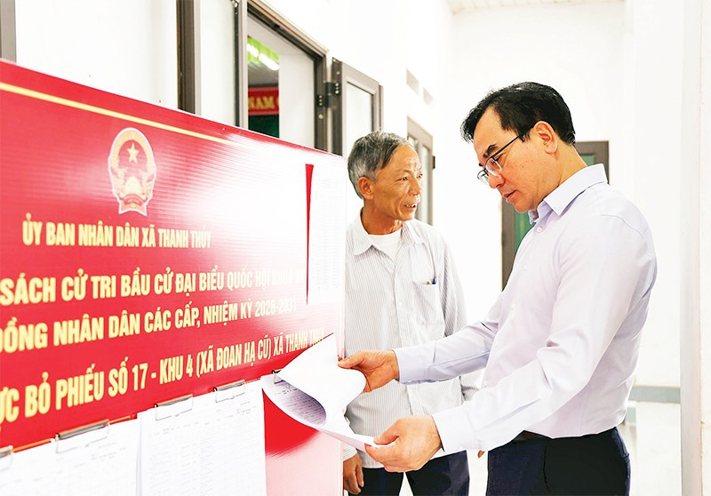 Bí thư Đảng ủy xã Thanh Thủy chuẩn bị công tác bầu cử tại điểm bầu cử trên địa bàn xã.