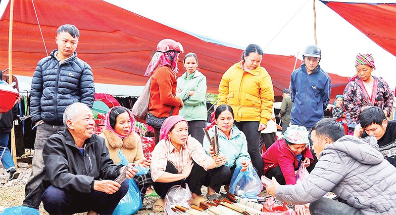 Người dân và khách du lịch tham quan chợ phiên Tủa Thàng.