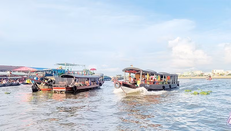 Du khách tham quan chợ nổi Cái Răng, thành phố Cần Thơ.