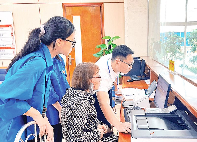 Tuổi trẻ phường Hải An (Hải Phòng) hỗ trợ người dân thực hiện dịch vụ công trên nền tảng công nghệ thông tin.