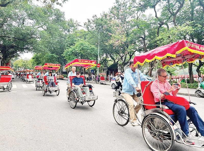 Trải nghiệm đi xe xích lô là sản phẩm du lịch độc đáo của Hà Nội.