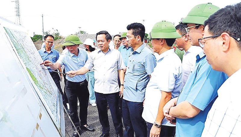 Lãnh đạo tỉnh Ninh Bình kiểm tra tiến độ thi công tại nút giao tuyến đường bộ mới Nam Định-Lạc Quần-Đường bộ ven biển. (Ảnh VĂN HUỲNH)