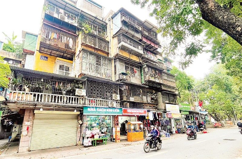 Nhiều chung cư cũ ở Hà Nội sau hàng chục năm sử dụng đã xuống cấp, ảnh hưởng mỹ quan đô thị.
