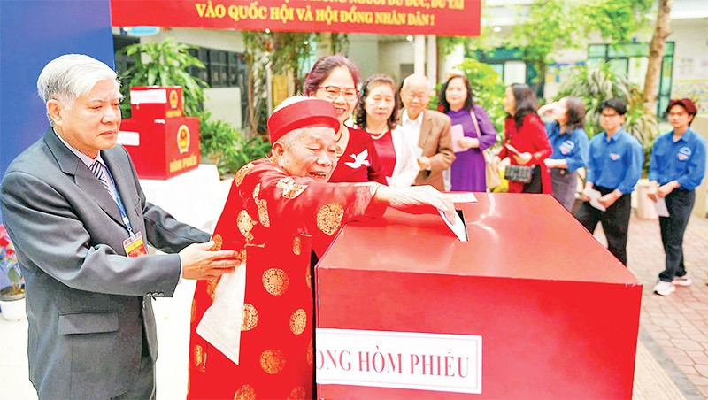 Cử tri cao tuổi bỏ phiếu bầu cử tại khu vực bỏ phiếu số 20, phường Đống Đa, thành phố Hà Nội. (Ảnh THẾ ĐẠI)