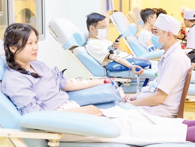 Các thành viên Câu lạc bộ vận động hiến máu tình nguyện tham gia hiến máu.