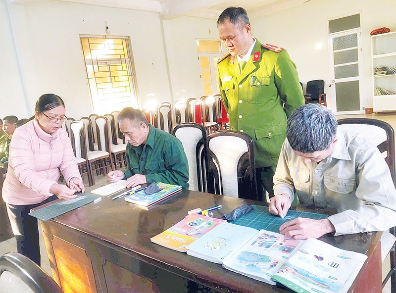 Học viên tại Cơ sở cai nghiện ma túy tỉnh Lạng Sơn được giáo viên Trường tiểu học xã Tân Đoàn dạy bổ túc văn hóa, xóa mù chữ.