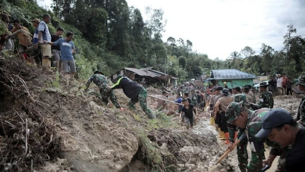 Lực lượng cứu hộ và người dân thu dọn bùn đất sau lũ lụt và lở đất tại Bắc Sumatra, Indonesia, ngày 28/11/2025. (Ảnh: Tân Hoa Xã)