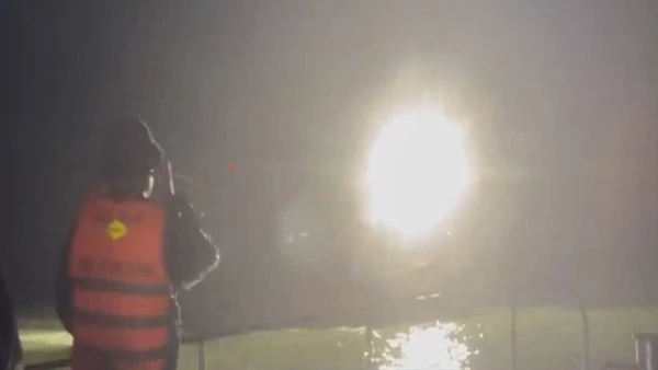 [Video] Quảng Trị: Cứu sống 2 ngư dân bị chìm tàu trên biển 