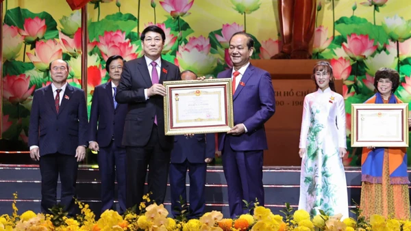 Chủ tịch nước Lương Cường trao danh hiệu Anh hùng Lao động cho Ông Nguyễn Việt Cường, Chủ tịch Tập đoàn Phú Cường. 