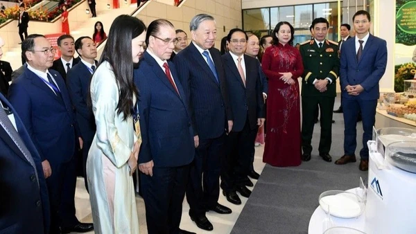 Tổng Bí thư Tô Lâm, Thủ tướng Chính phủ Phạm Minh Chính cùng nhiều đồng chí lãnh đạo Đảng, Nhà nước đã tới thăm gian trưng bày của Masan High-Tech Materials. (Nguồn: Báo Chính phủ)