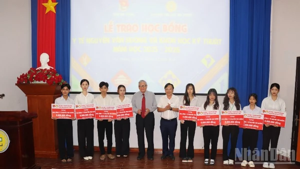 Trao học bổng cho các sinh viên vượt khó.