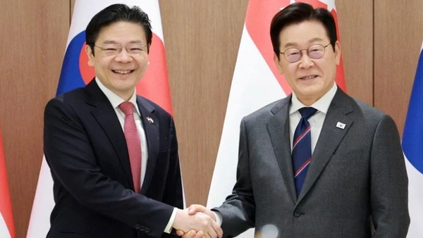 Tổng thống Hàn Quốc Lee Jae Myung và Thủ tướng Singapore Lawrence Wong tại cuộc hội đàm ở Seoul, Hàn Quốc, ngày 2/11/2025. (Ảnh: Yonhap/TTXVN)