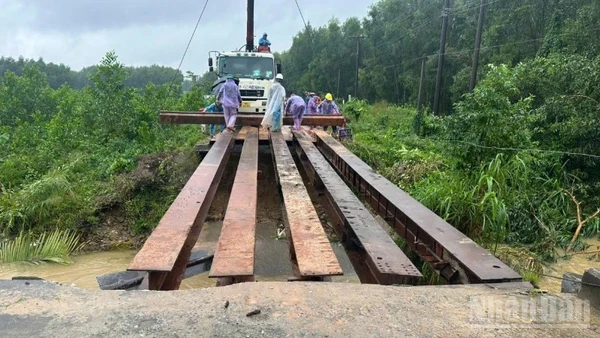 Sau sự cố sập cầu Cây Sung, chiều 2/11, các lực lượng khẩn trương lắp ghép cầu tạm.