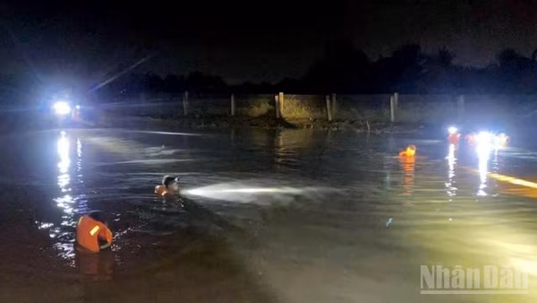 Lực lượng cảnh sát chữa cháy và cứu nạn, cứu hộ khu vực 6 triển khai công tác tìm kiếm, cứu nạn, cứu hộ trong đêm.