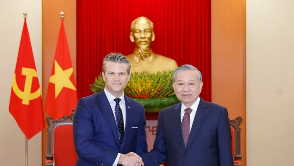 Tổng Bí thư Tô Lâm tiếp Bộ trưởng Chiến tranh Hoa Kỳ Pete Hegseth. (Ảnh: TTXVN)