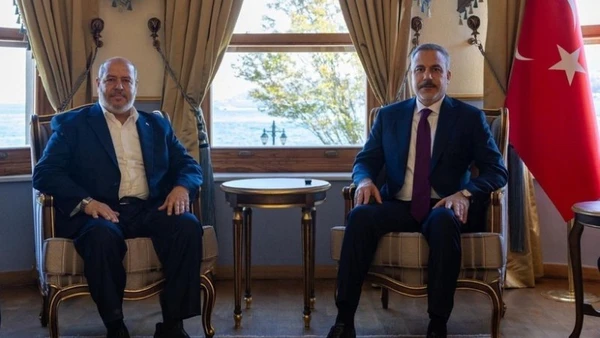 Ngoại trưởng Thổ Nhĩ Kỳ Hakan Fidan (phải) và thủ lĩnh Hamas Khalil al-Hayya tại cuộc gặp ở Istanbul, Thổ Nhĩ Kỳ, ngày 1/11/2025. (Ảnh: Anadolu Agency/TTXVN)