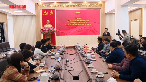 [Video] Trao 5000 số báo Xuân Nhân Dân tặng quân dân Trường Sa