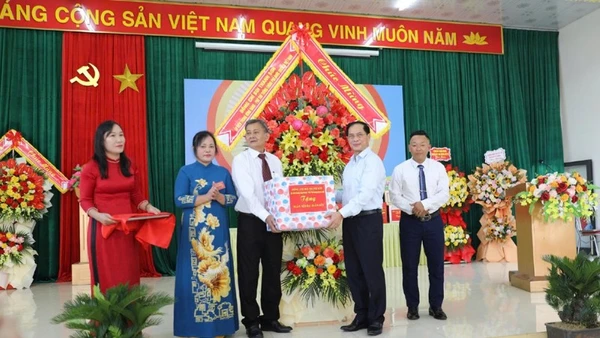 Phó Thủ tướng Bùi Thanh Sơn tặng quà cho khu dân cư Hương Trầm.