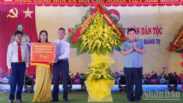 Phó Thủ tướng Chính phủ Nguyễn Chí Dũng tặng hoa chúc mừng cán bộ, nhân dân thôn Liêm Công Tây.