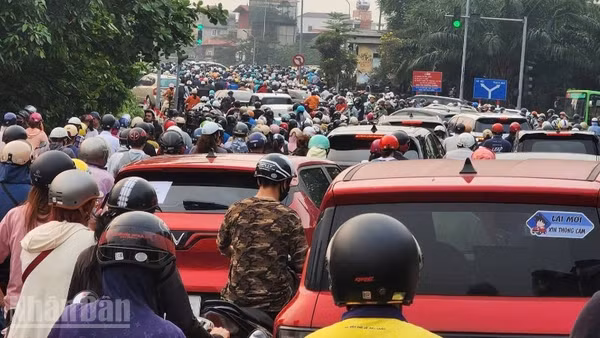 Áp lực giao thông tăng cao tại các khu vực chung quanh cầu Long Biên và các cây cầu lân cận. (Ảnh: LÊ ĐỨC)