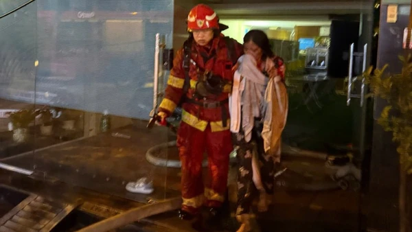 Nạn nhân mắc kẹt trong vụ cháy được lực lượng chức năng giải cứu kịp thời.