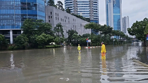 Xí nghiệp Thoát nước số 2 ứng trực, phân luồng giao thông tại Dương Đình Nghệ.