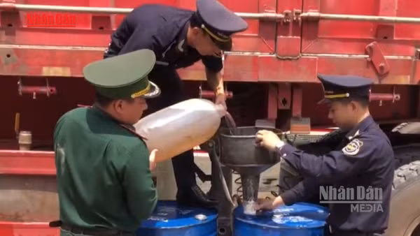 [Video] Phát hiện vụ vận chuyển trái phép dầu diesel sang Lào