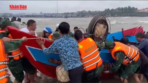 [Video] Quảng Trị: Kịp thời ứng cứu 2 ngư dân gặp nạn trên biển 