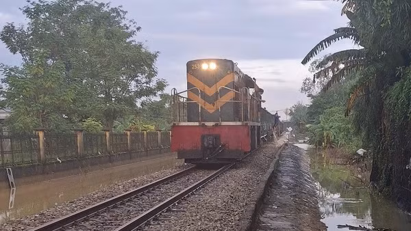 Tuyến đường sắt Bắc-Nam qua TP Huế đã được khôi phục và thông tuyến.