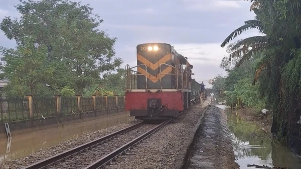 Tuyến đường sắt Bắc-Nam qua TP Huế đã được khôi phục và thông tuyến.