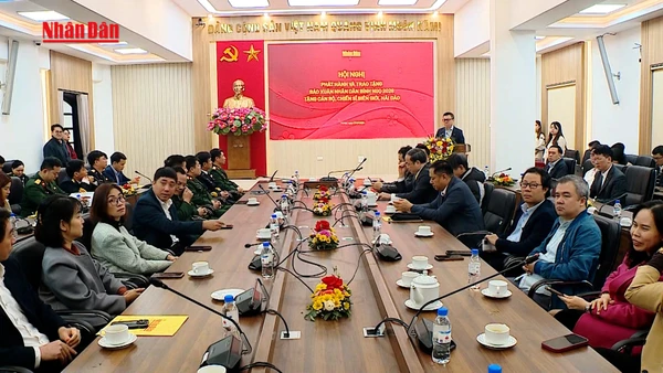 [Video] Báo Nhân Dân trao 40 nghìn số báo Xuân tặng cán bộ, chiến sĩ biên giới, hải đảo