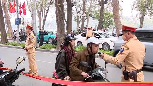 Lực lượng cảnh sát giao thông đồng loạt ra quân trên toàn quốc ngay từ ngày mùng 1 Tết Nguyên đán.