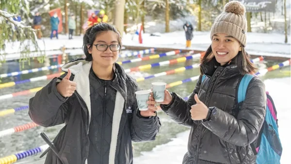 Phan Anh và Huấn luyện viên Nhung Bùi cùng đồng hành tại giải bơi nước băng tại Đức.