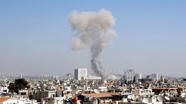 Khói bốc từ vụ đánh bom ở Syria. (Nguồn: Bộ Nội vụ Syria)