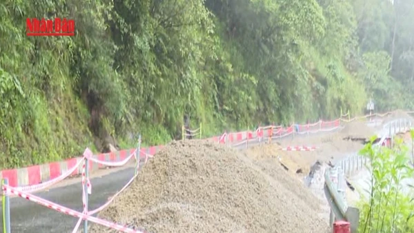 [Video] Vẫn còn 24 điểm bị ách tắc trên các tuyến quốc lộ tại Trung Bộ 