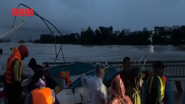 [Video] Di dời thêm nhiều người dân vùng lũ, nhưng vẫn còn trường hợp bị cô lập 